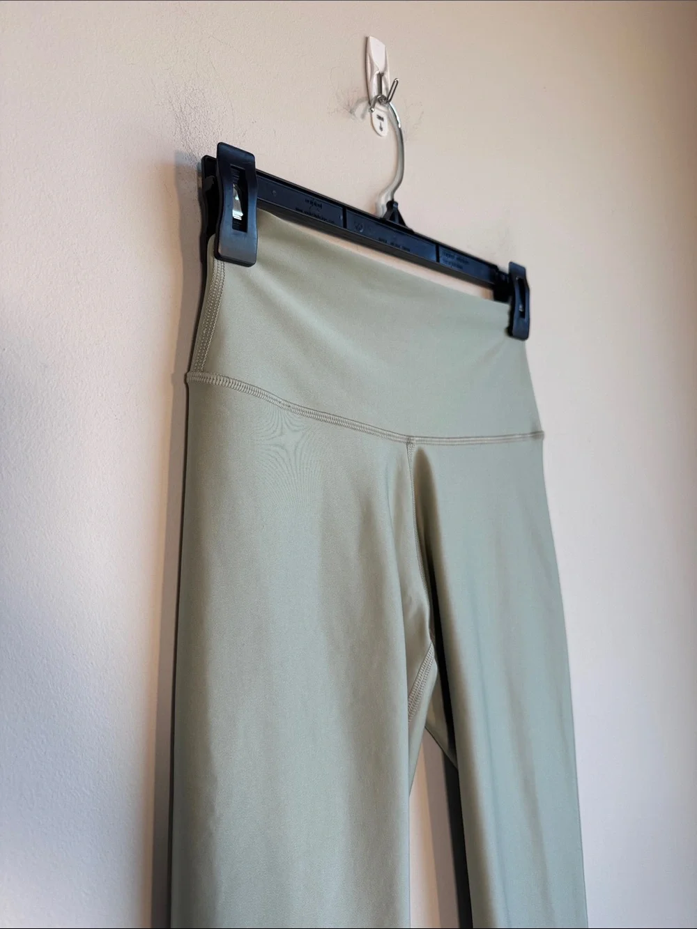 ALO Yoga High-Waist Airlift Legging in Limestone - S